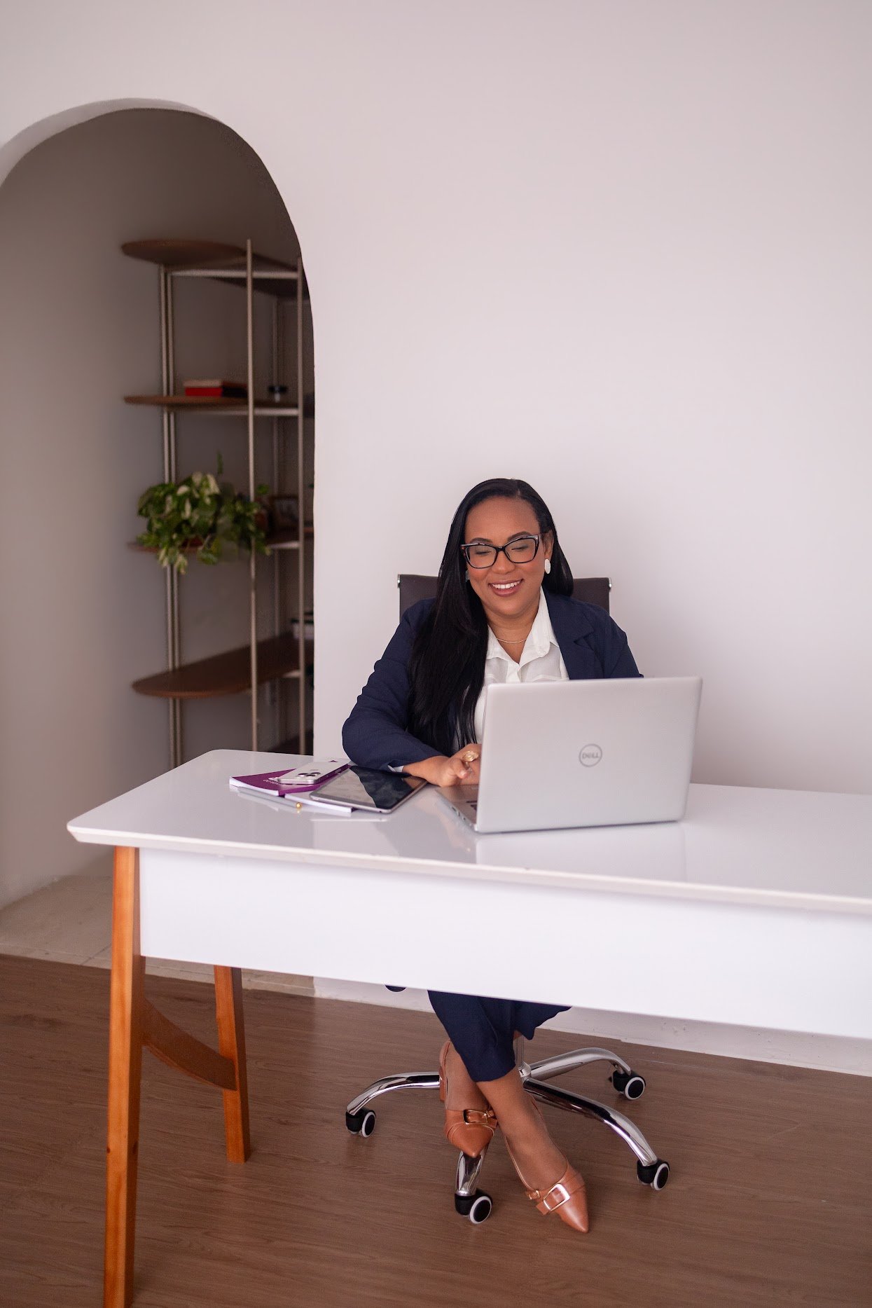 Advogada Ana Caroline Oliveira em atendimento, à mesa de trabalho