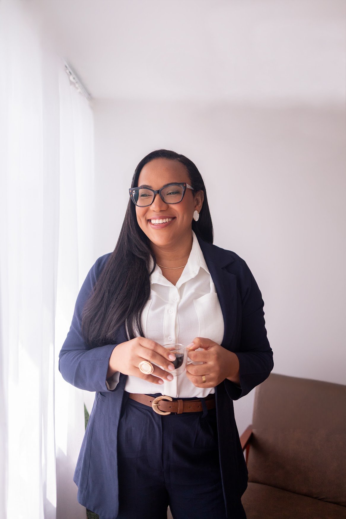 Ana Caroline Oliveira, advogada, sorrindo em seu escritório